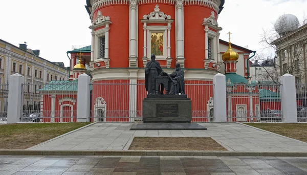 Igreja da Epifania. Monumento aos irmãos Likhud na Catedral da Epifania . — Fotografia de Stock