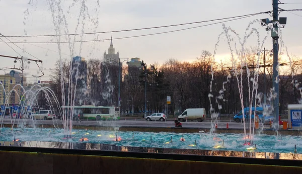 Fuente en la mañana en la Plaza de Europa, Moscú, Rusia —  Fotos de Stock