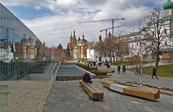 Patriarchal Compound in Zaryadye, people walk in the center of historic Moscow. — Stock Photo, Image