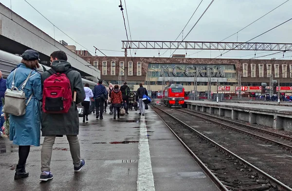 Treinstation paveletsky in Moskou, Rusland. Passagiers die van de trein naar de uitgang gaan. — Stockfoto