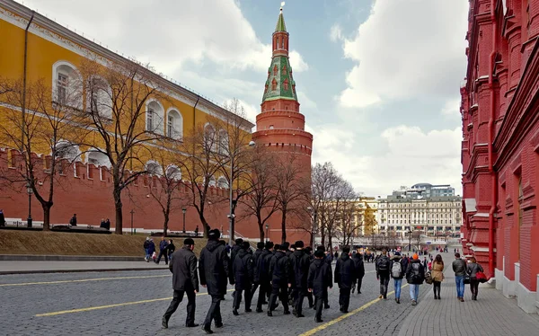 A group of cadets walking along the Kremlin wall — Stock Photo, Image