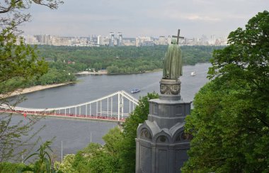Baptist Vladimir anıtının ve Kiev'deki yaya köprüsünün görünümü