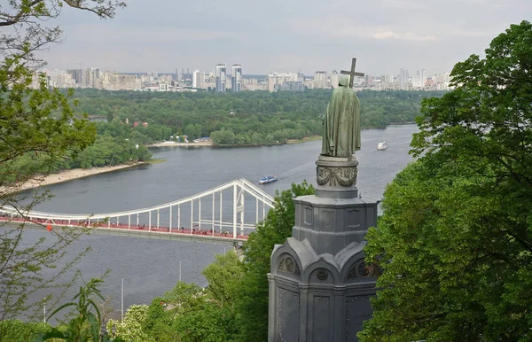 A Vlagyimir-Baptista emlékmű és a gyalogos híd Kijevben — Stock Fotó