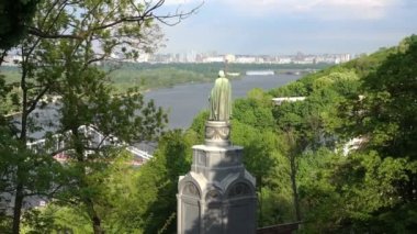 Güneşli bir bahar gününde Kiev Vladimir Hill Rus Baptist Vladimir Anıtı