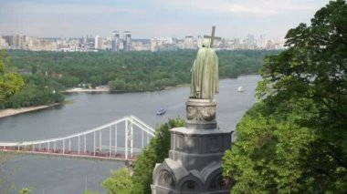Rus Baptist Vladimir Anıtı ve güneşli bir bahar gününde Kiev yaya köprüsü. yakınlaştırma