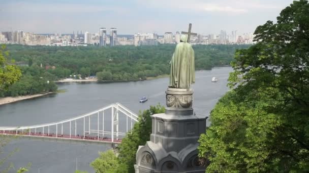 Пам Ятник Володимиру Хрестителю Русі Пішохідному Мосту Києві Сонячний Весняний — стокове відео