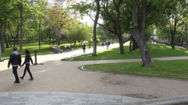 Kiev. Ukrayna. Mayıs 11, 2019 Baharda Kiev parkta Vladimir Hill yürüyüş insanlar