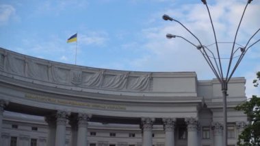 Kiev Dışişleri Bakanlığı binası. Yazıtın çevirisi: Dışişleri Bakanlığı