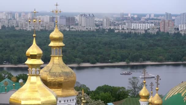 Vista de las cúpulas de Kiev-Pechersk Lavra — Vídeos de Stock