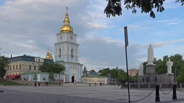 St. Michaels Square. St. Michaels gouden koepel kathedraal in Kiev in het voorjaar — Stockvideo