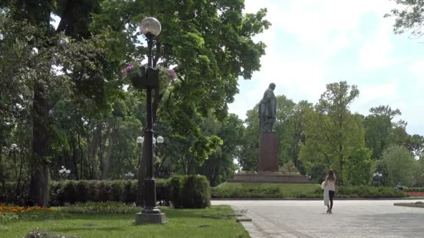 На аллее парка Шевченко в Киеве — стоковое видео