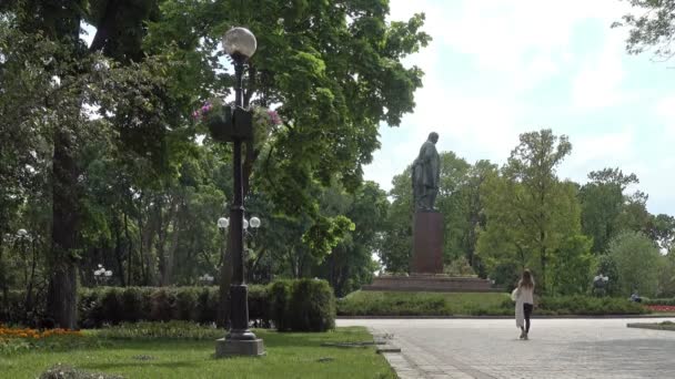 På gränden av Shevchenko Park i Kiev — Stockvideo