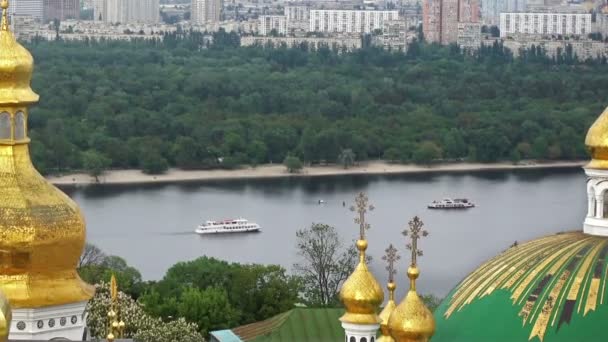 Båtar som seglar på Dnepr — Stockvideo