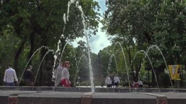 Bir bahar gününde Shevchenko Park Kiev çeşme yakınında Insanlar