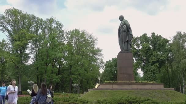 Kiev Ukrainisch Mai 2019 Menschen Fuß Der Nähe Des Denkmals — Stockvideo