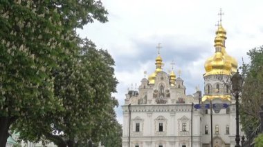 Bir bahar günü Kiev-Pechersk Lavra Katedrali 'ne yürüyen insanlar