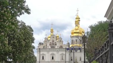 Kiev-Pechersk Lavra Varsayım Katedrali yakınında Çiçekli kestane