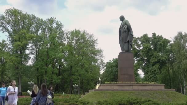 Люди подходят к памятнику Шевченко в Киеве — стоковое видео