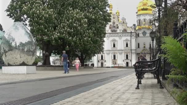 Turyści chodzą na terytorium Ławra Kijów-Pechersk — Wideo stockowe