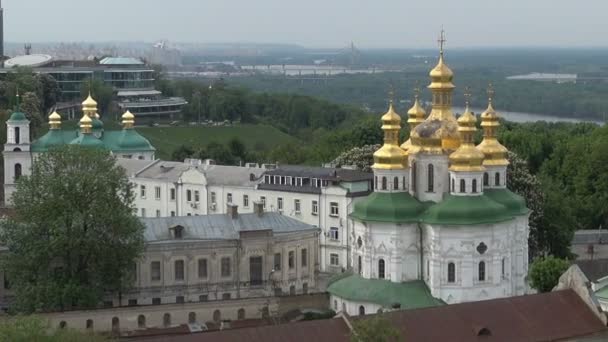 Widok na budynki miejskie Kijowa — Wideo stockowe