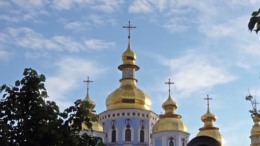 Mavi gökyüzüne karşı Kiev Michael Altın kubbeli Katedrali altın kubbeler