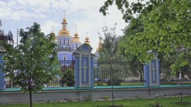 Michael'ın Kiev'deki Altın kubbeli Katedrali bir parkla çevrili