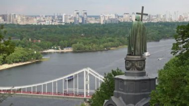 Dinyeper Nehri, nehir tekneleri, bir yaya köprüsü ve St Vladimir için bir anıt. Kiev Vladimirskaya Gorka'dan görünüm