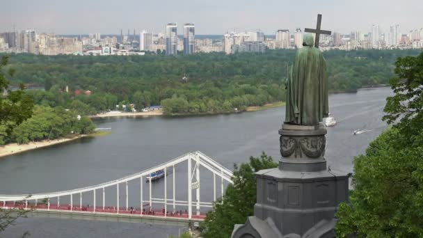 Río Dniéper Barcos Fluviales Puente Peatonal Monumento San Vladímir Vista — Vídeos de Stock