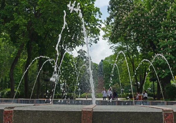 Fuente en Kiev en el Parque Shevchenko en un día de primavera — Foto de Stock