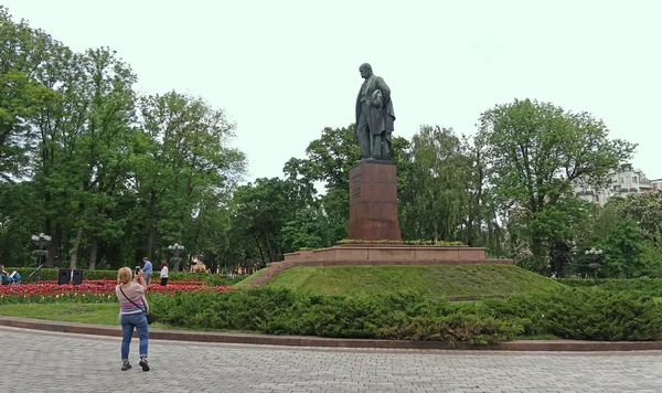 Uitzicht op het monument voor de Oekraïense dichter Shevchenko in Kiev — Stockfoto