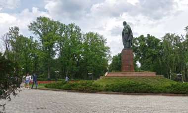 Bir yaz gününde Kiev şair Taras Shevchenko Anıtı