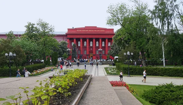 Rudá budova Kyjevské národní univerzity Ševčenko na jaře — Stock fotografie