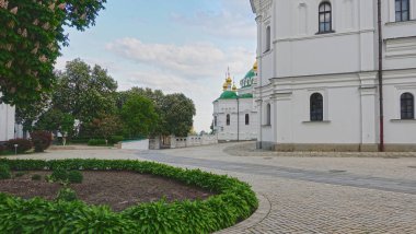Kiev Pechersk Lavra çiçekli ağaçlar