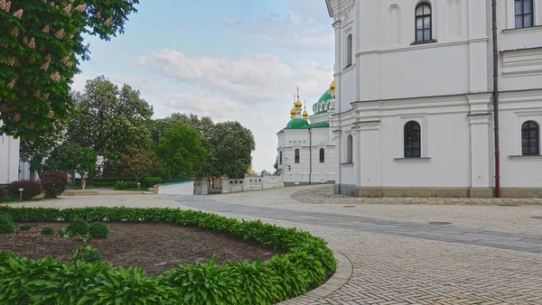 Alberi da fiore nel Kiev Pechersk Lavra — Foto Stock