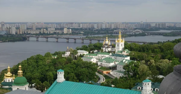 Paysage avec Kiev Pechersk Lavra et le Dniepr au printemps — Photo