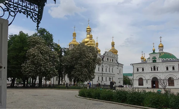 Успенский собор и Трапезная церковь Киево-Печерской лавры — стоковое фото