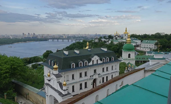Vista de la parte inferior de la Lavra Kiev-Pechersk — Foto de Stock