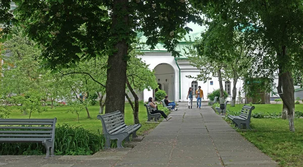 Praça no território do Kiev-Pechersk Lavra na primavera — Fotografia de Stock