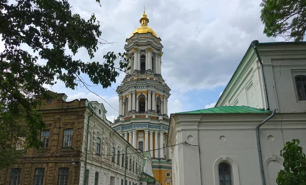 Gran torre del campanario de Lavra y los edificios del monasterio de Kiev-Pechersk Lavra en Kiev —  Fotos de Stock
