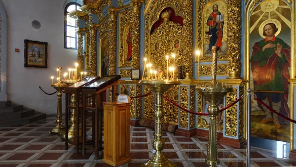 Altar im Seitenschiff der Mariä-Himmelfahrt-Kathedrale von Kiev-Petschersk lavra — Stockfoto