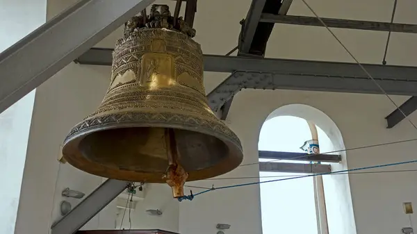 Glocke im Eingang des großen Lavra-Glockenturms in Kiev — Stockfoto