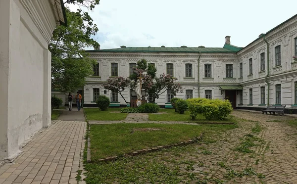 Vieille cour à Kiev-Pechersk Lavra. monument à Konstantin Ypsilanti — Photo