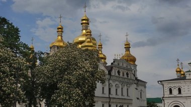 Kiev Pechersk Lavra 'da çiçekli kestane ile çevrili varsayım Katedrali