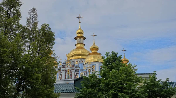 The dome of the St. Michael's Golden-domed cathedral among trees — Stock Photo, Image