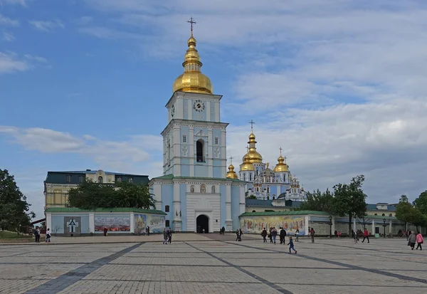Михайловский собор на фоне неба — стоковое фото