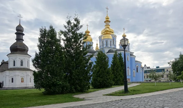 Kiev Refettorio Chiesa di San Giovanni Divino e Cattedrale a cupola d'oro di San Michele — Foto Stock