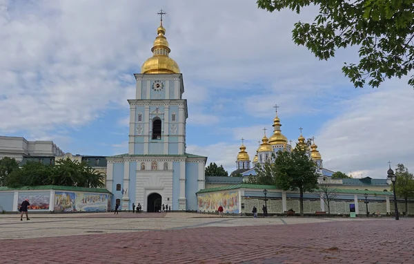 Kilátás a harangtorony és a Szent Mihály arany-Kupolt katedrális Kijevben — Stock Fotó