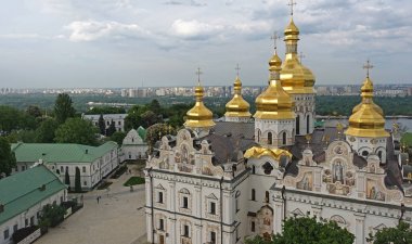 Şehrin arka planına karşı Kiev-Pechersk Lavra Varsayım Katedrali