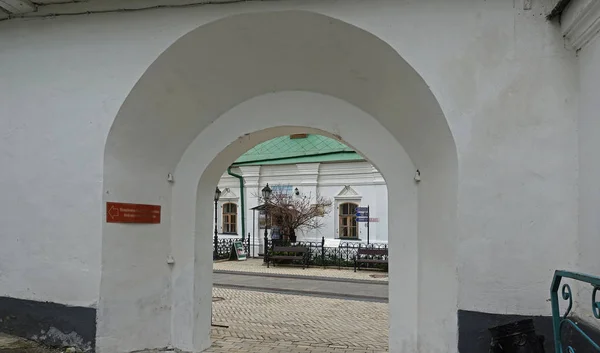 Passage voûté dans le mur de la forteresse à Kiev-Pechersk Lavra — Photo