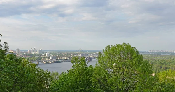 Vista del distrito de Kiev de Podil desde la colina Vladimirskaya —  Fotos de Stock